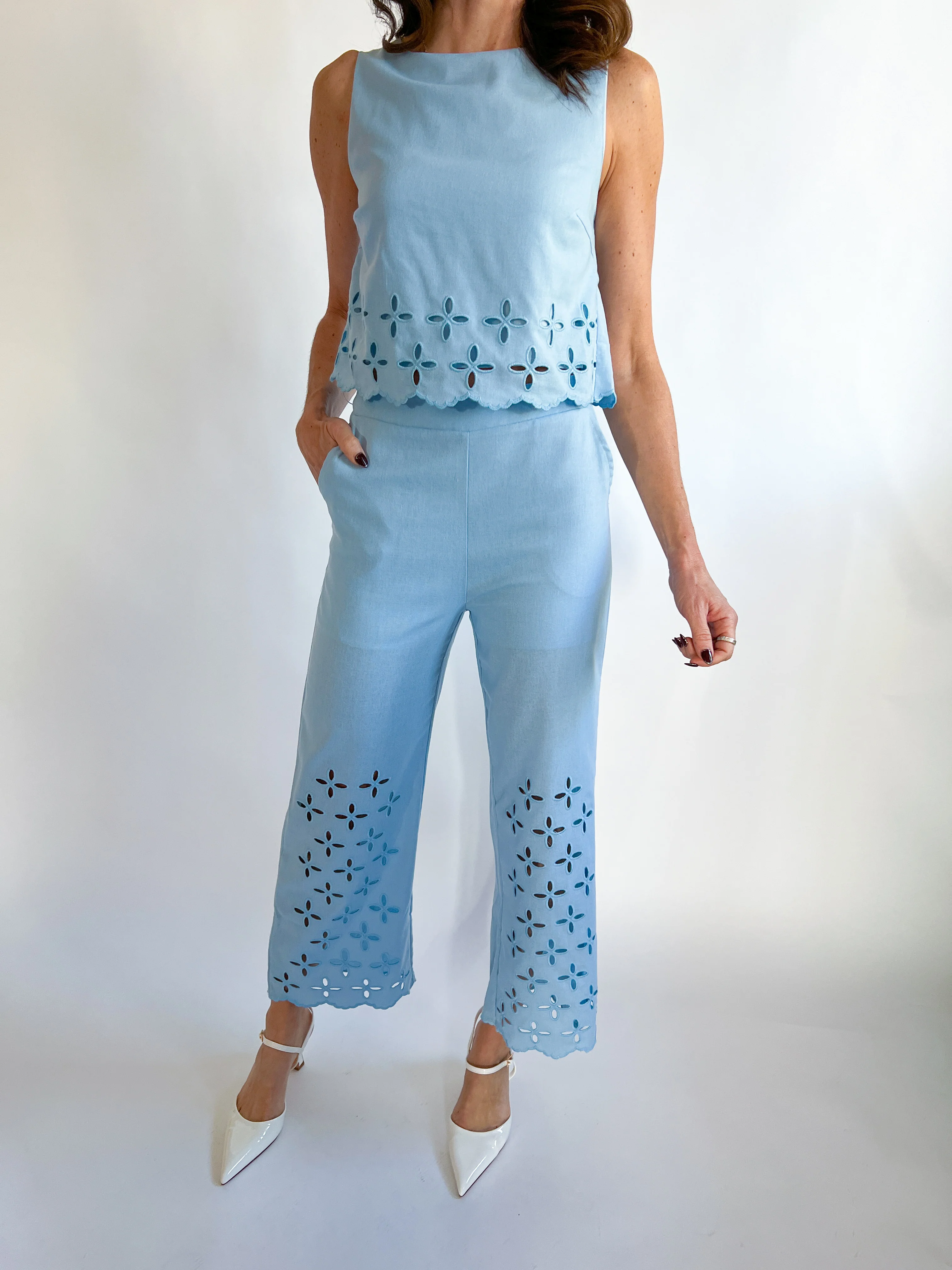 Sleeveless Scalloped Crop Top - Image 3